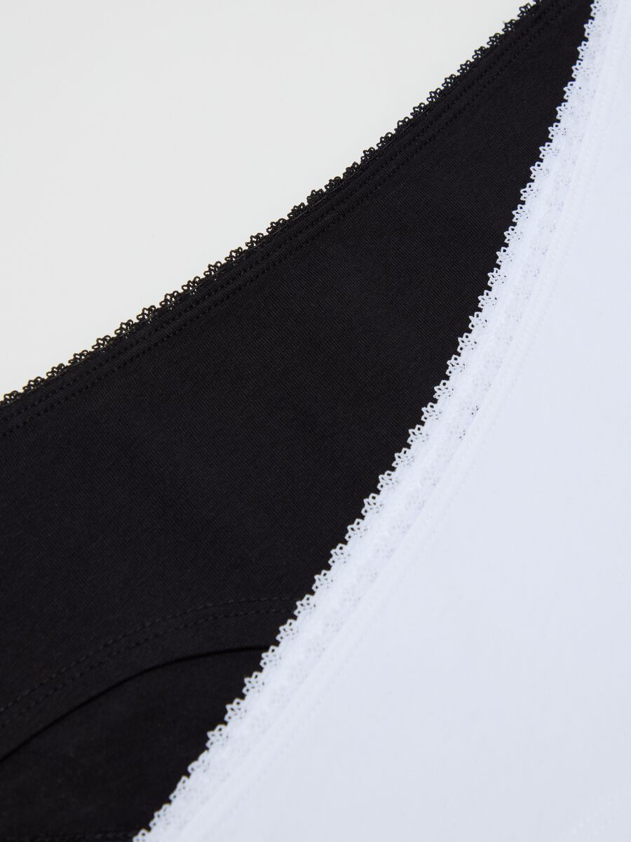 Two-pack knicker shorts with lace trim_5