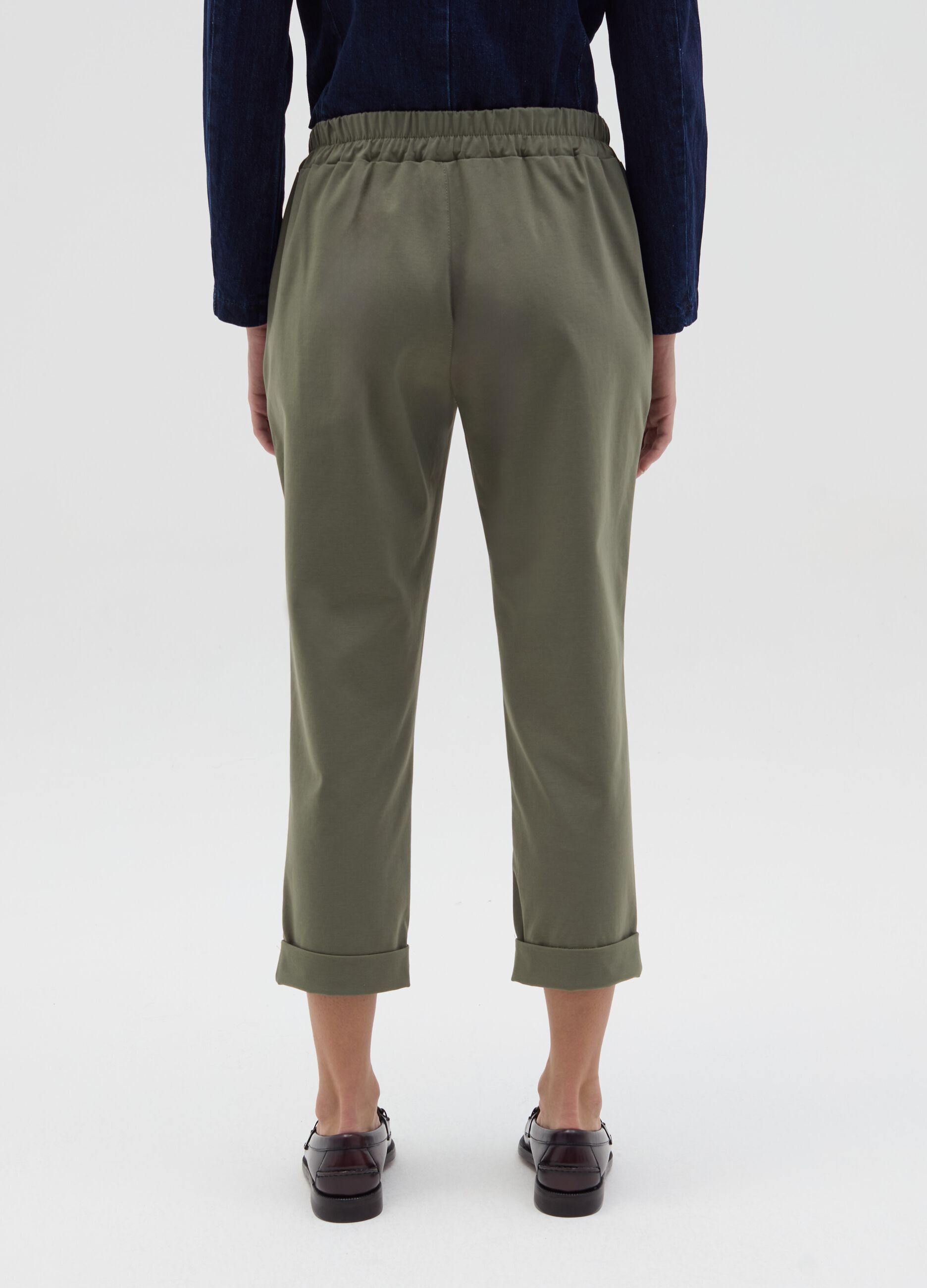 Pantalone chino cropped con risvolti