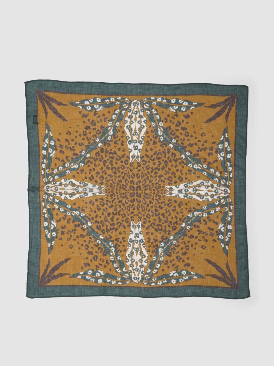 Foulard verde in misto viscosa e lana con fantasia_1