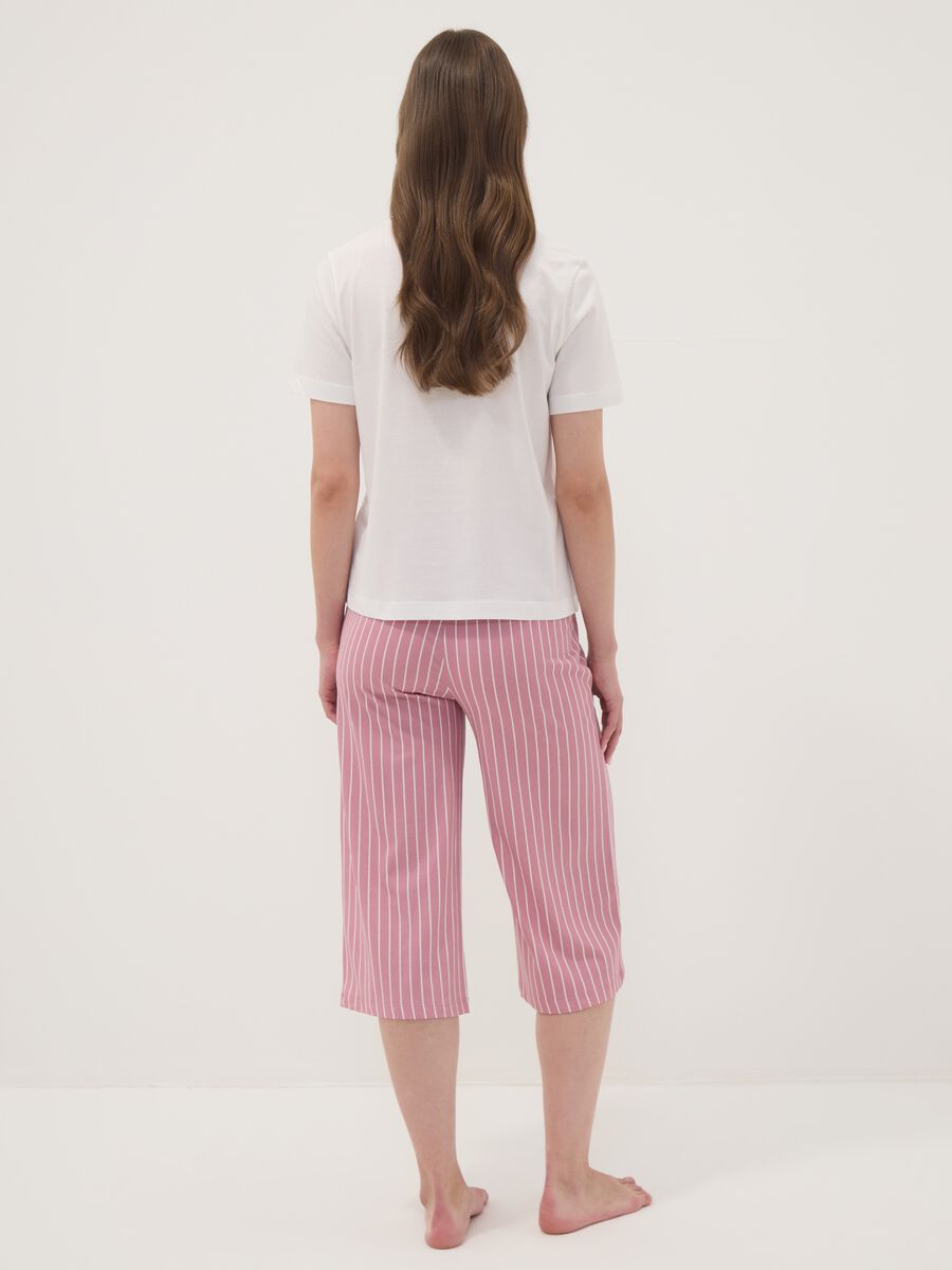 Pigiama rosa e bianco in puro cotone organico con pantaloni cropped_2