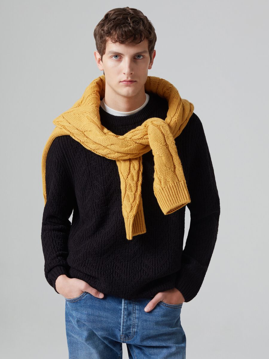 Pullover con lavorazione a trecce traforate_0