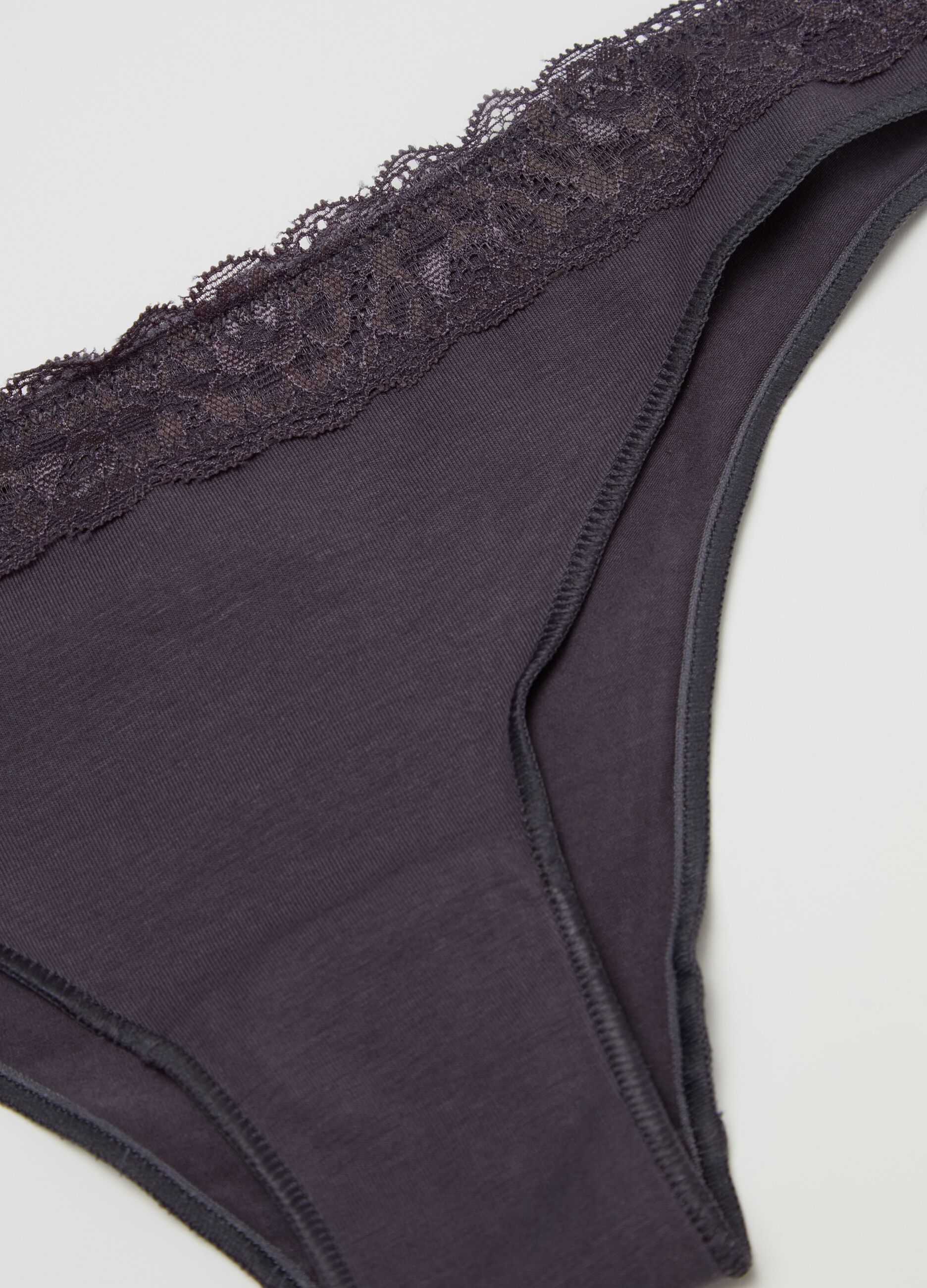 Brazilian-cut briefs with lace trim