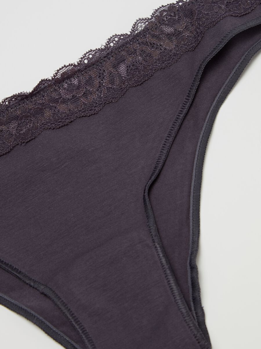 Brazilian-cut briefs with lace trim_5