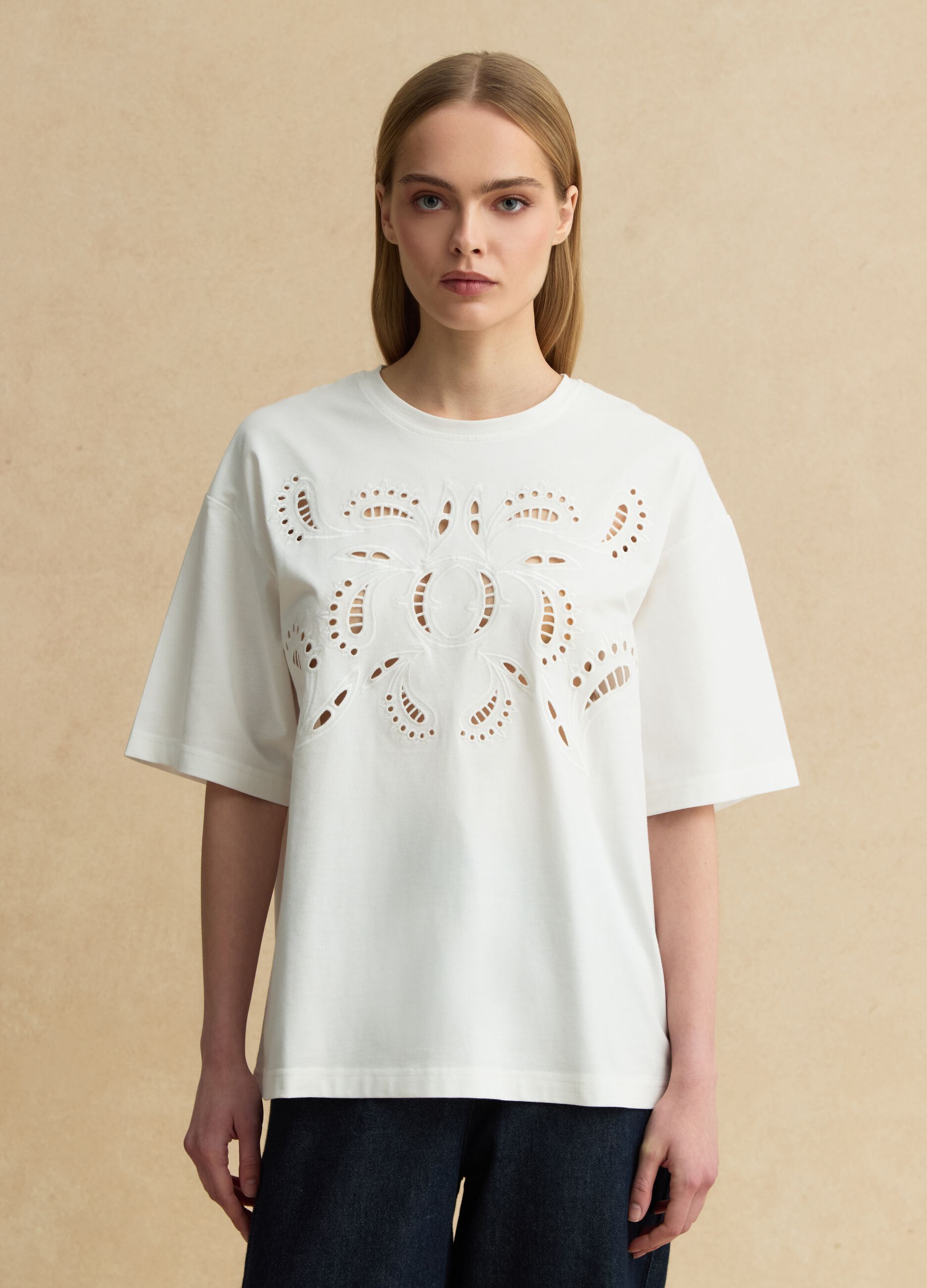 T-shirt in puro cotone bianco regular fit con ricamo traforato