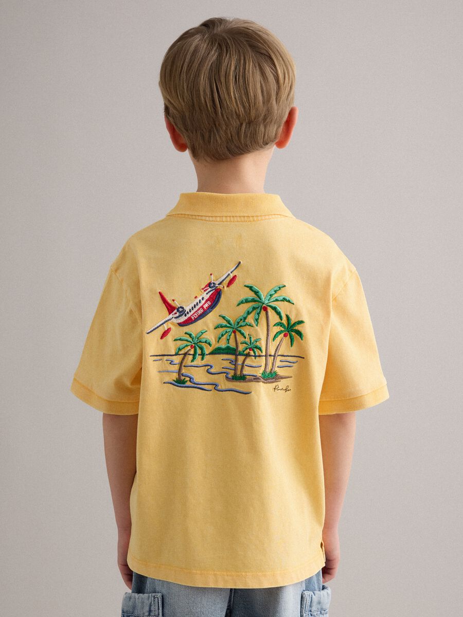 Polo in puro cotone gialla da bambino regular fit con ricami_2