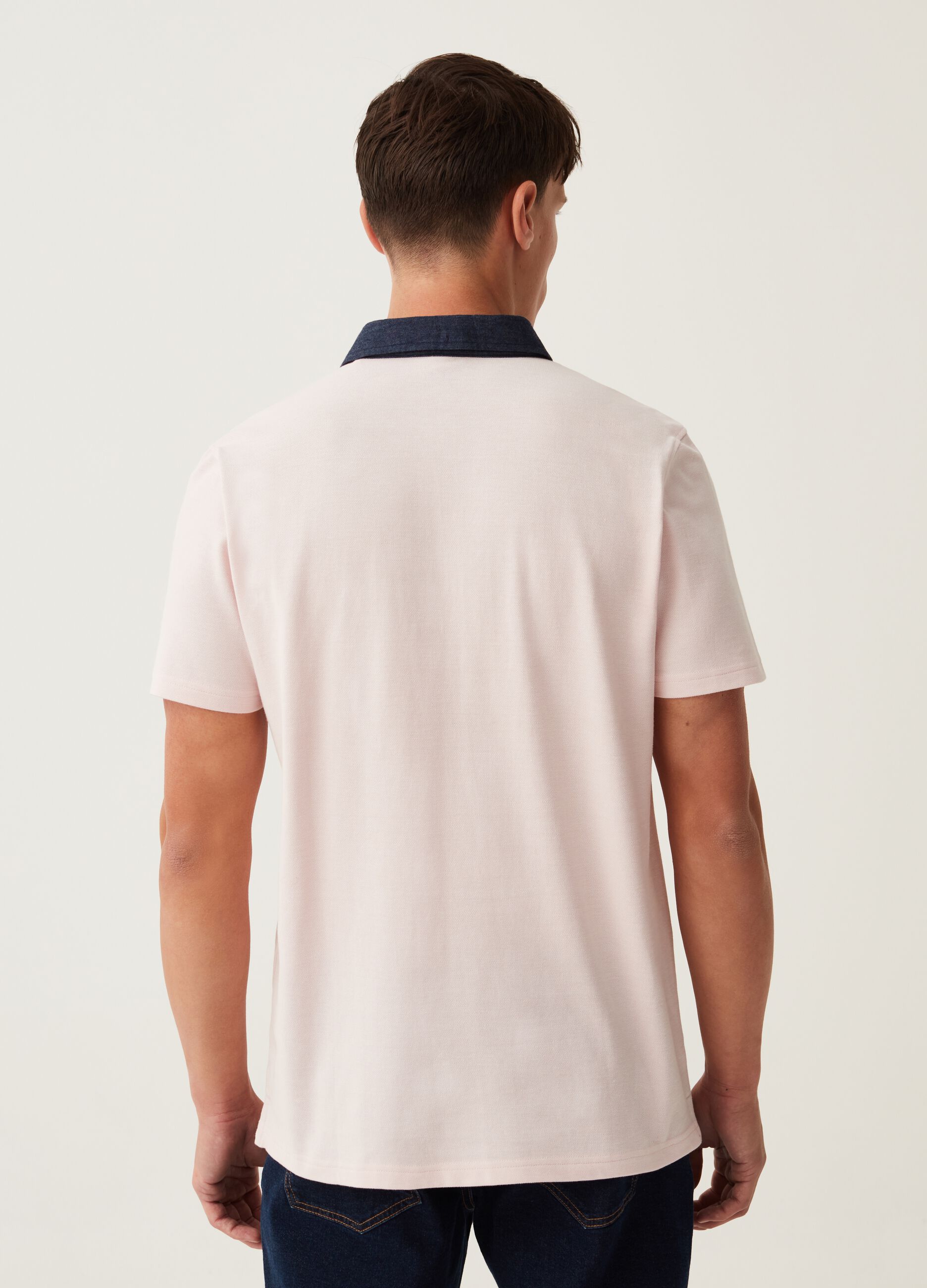 Polo in piquet con colletto chambray_2