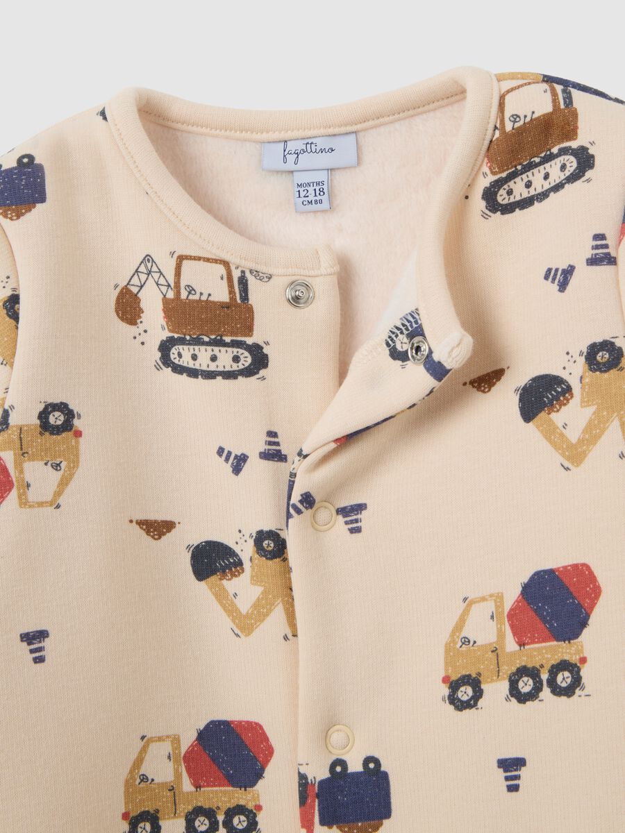 Beige baby sleepsuit with vehicle print_2