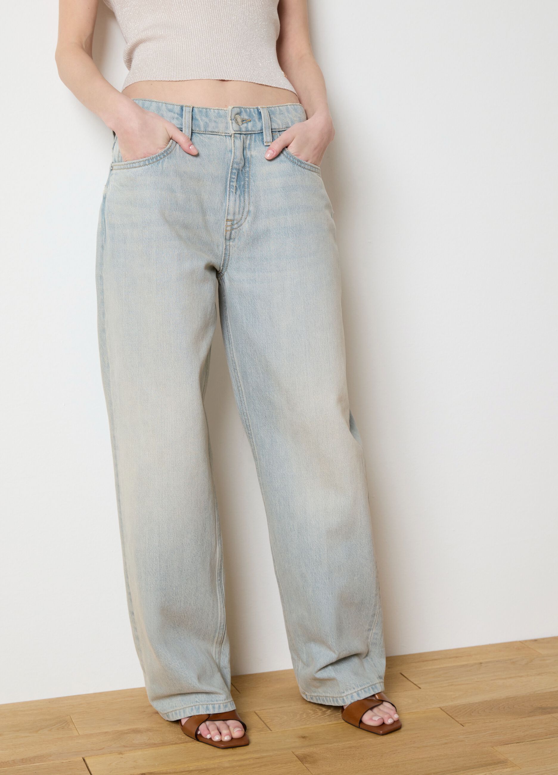Wide-leg mid-rise jeans
