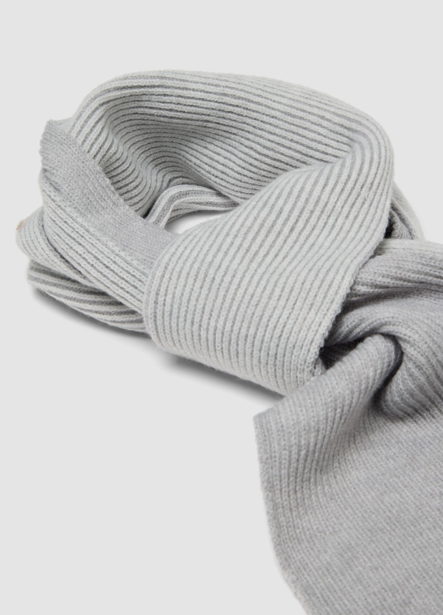 Light grey ribbed knitted scarf