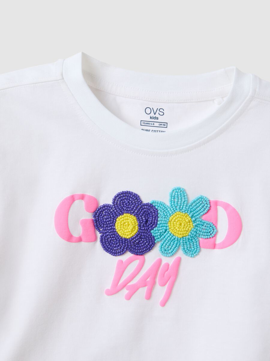 T-shirt in puro cotone bianca da bambina boxy fit con fiori di perline_3