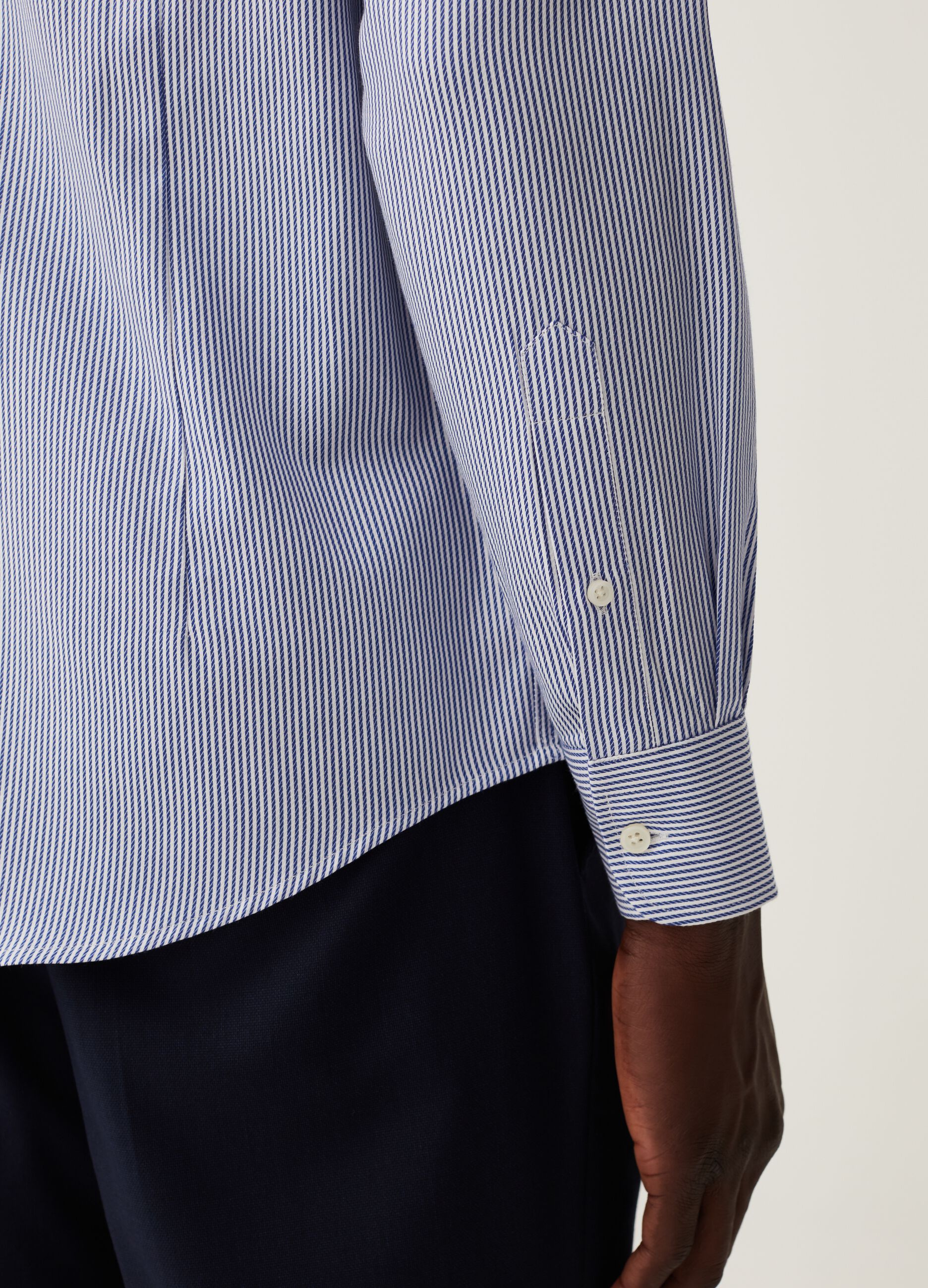 Camicia slim fit in cotone a righe sottili_3