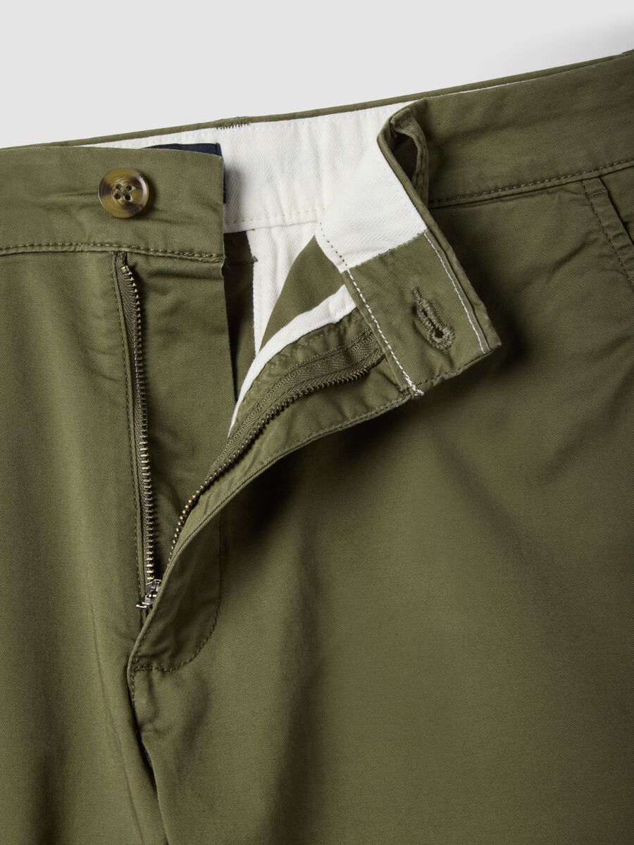 Shorts chino in cotone elasticizzato verde regular fit_5