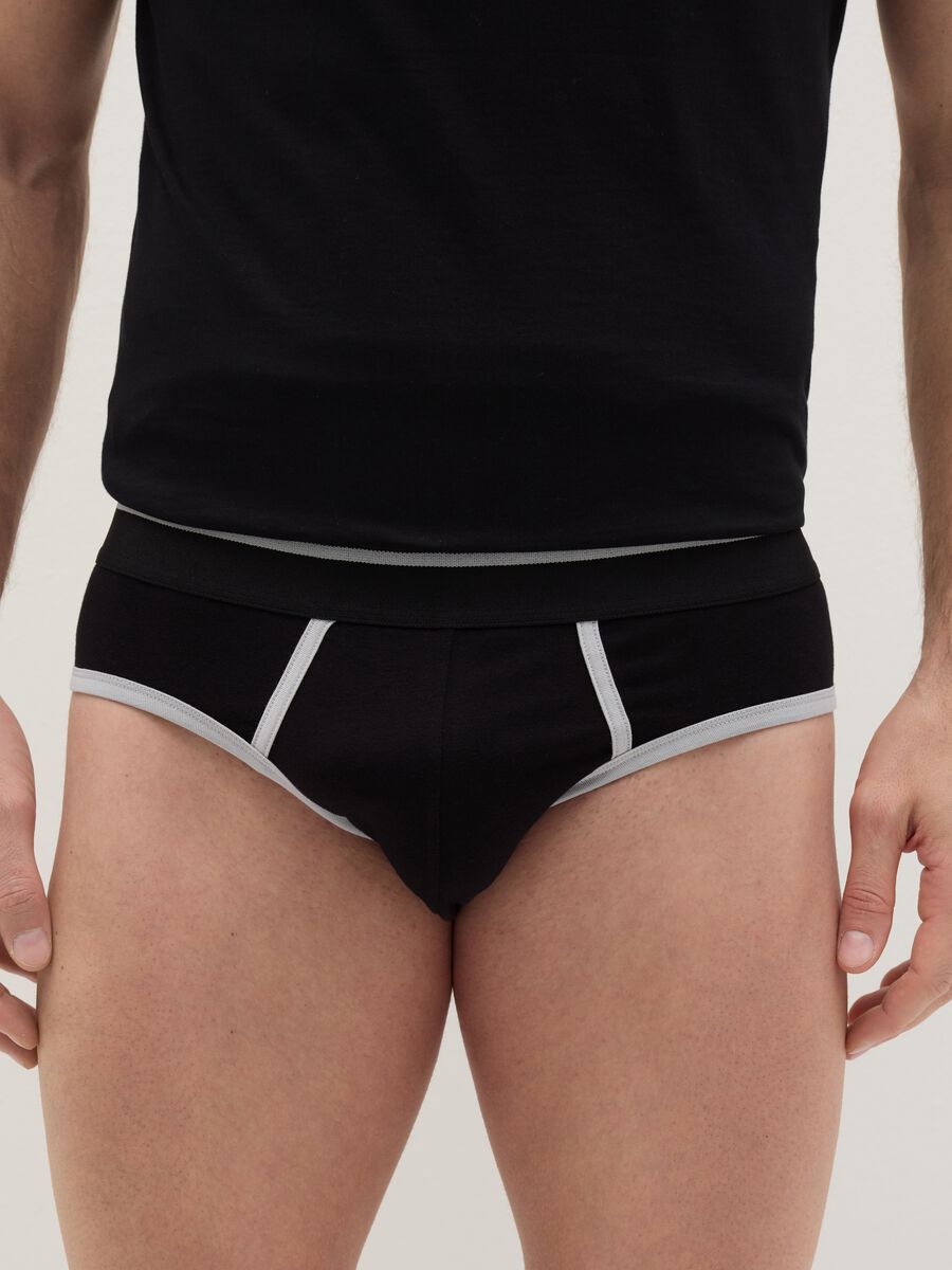 Stretch briefs with contrasting details_1