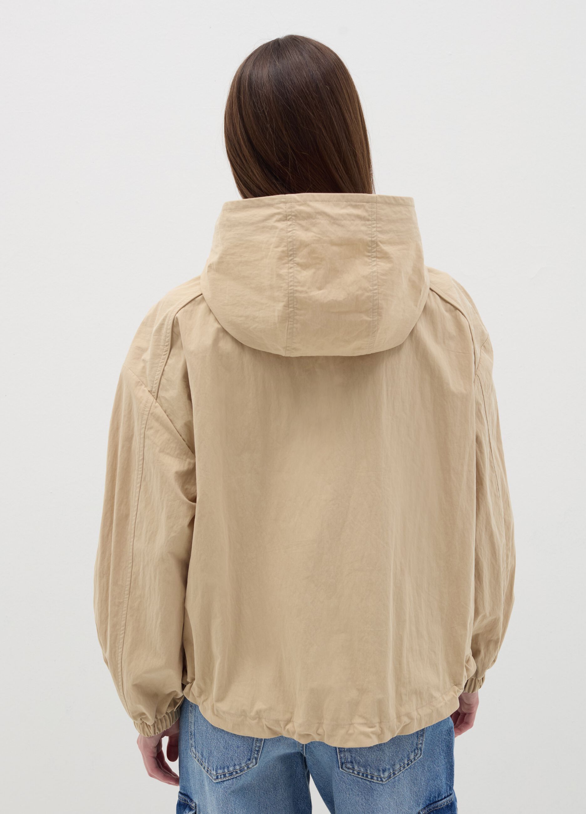 Short parka with hood and drawstring