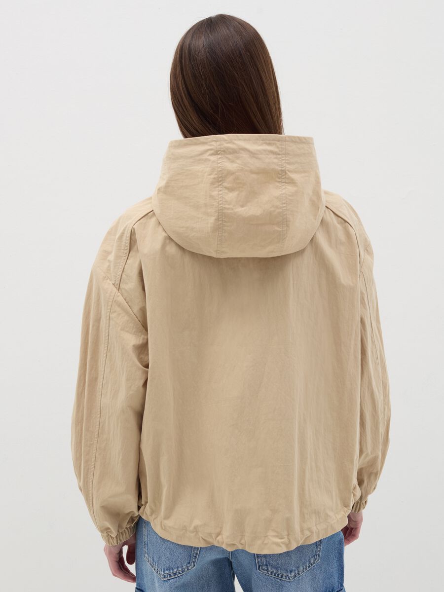 Short parka with hood and drawstring_2