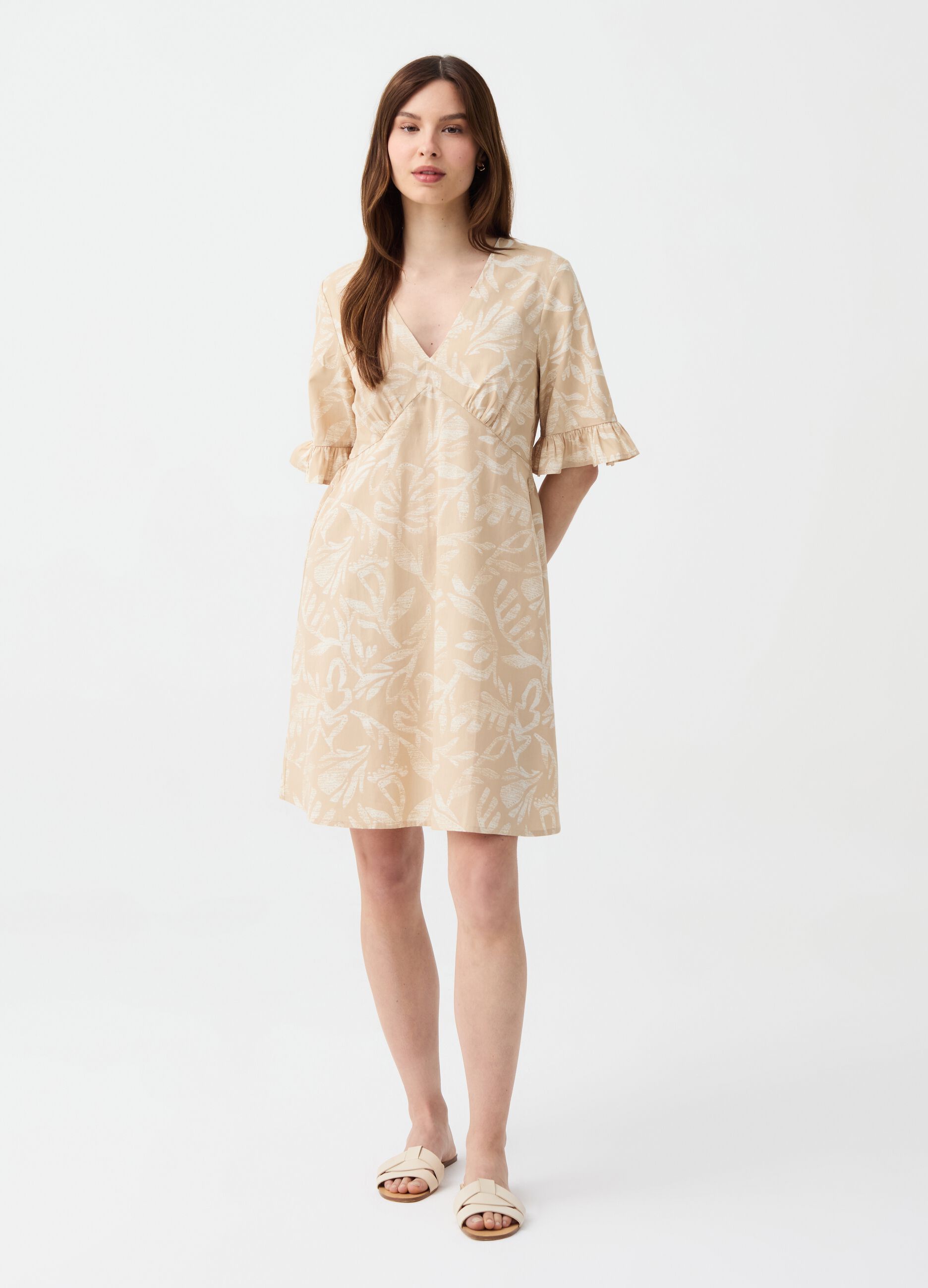 Short dress with flounced sleeves