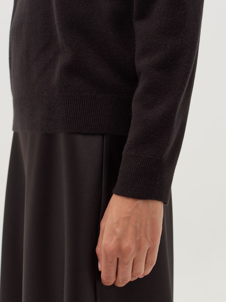 Long-sleeved top with mock neck_3