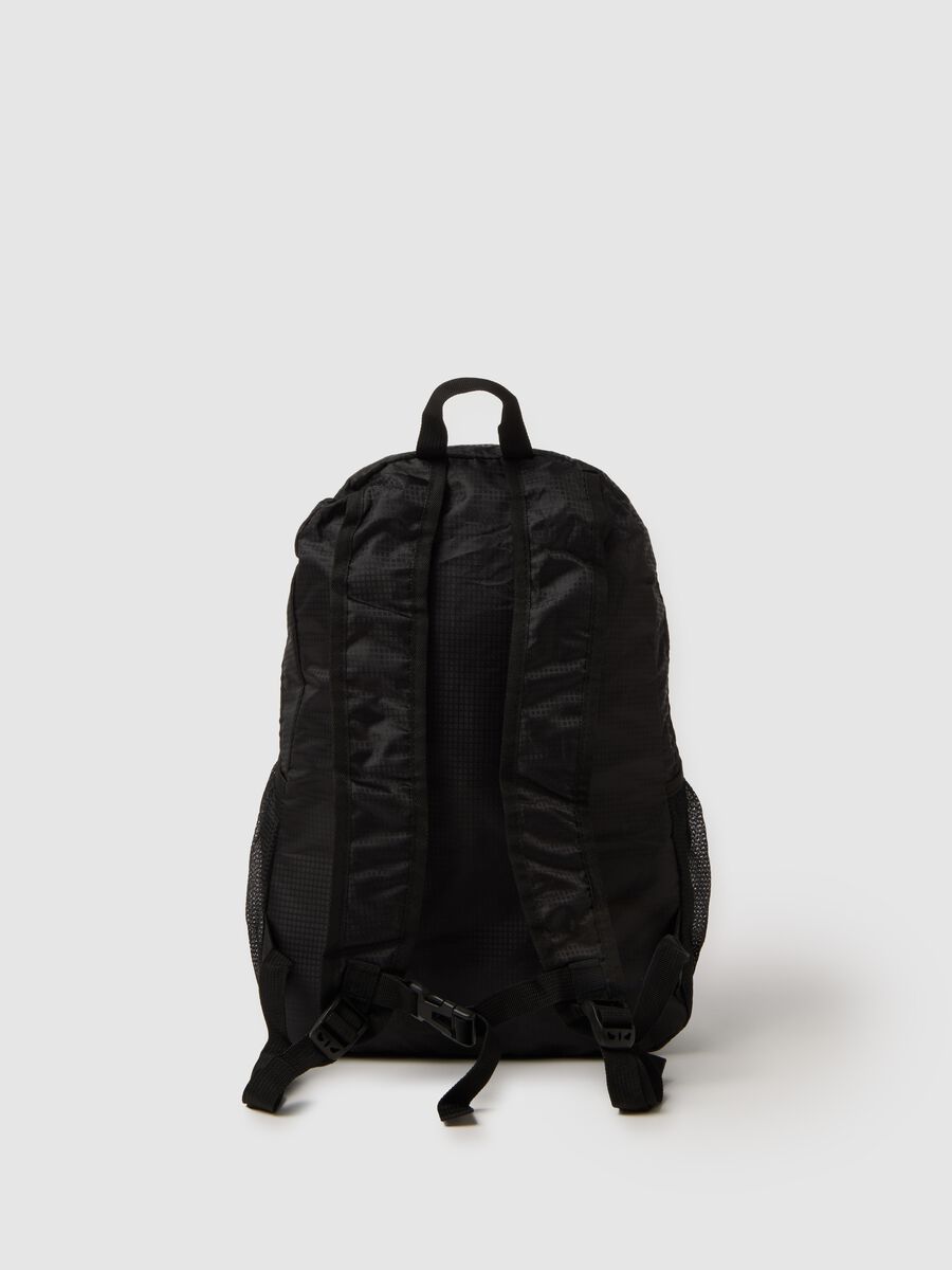 Zaino in nero con tasca frontale_2