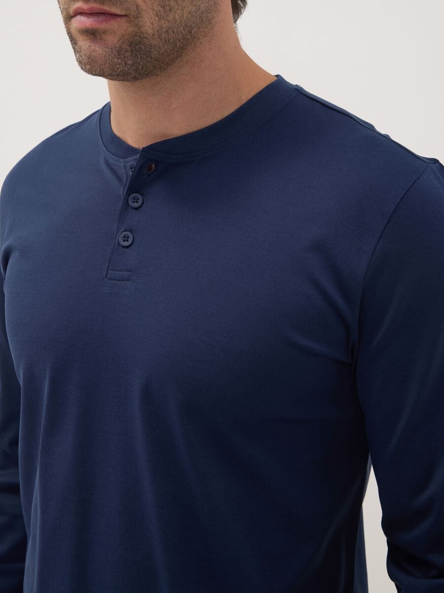 Pigiama blu in puro cotone organico con scollo serafino regular fit_2