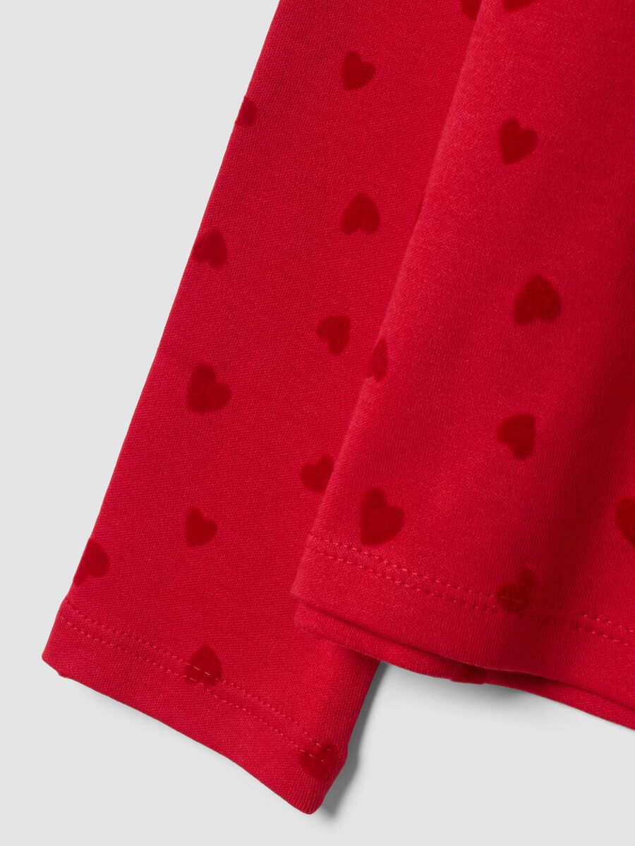 Maglietta rossa in puro cotone dolcevita con stampa cuori_3