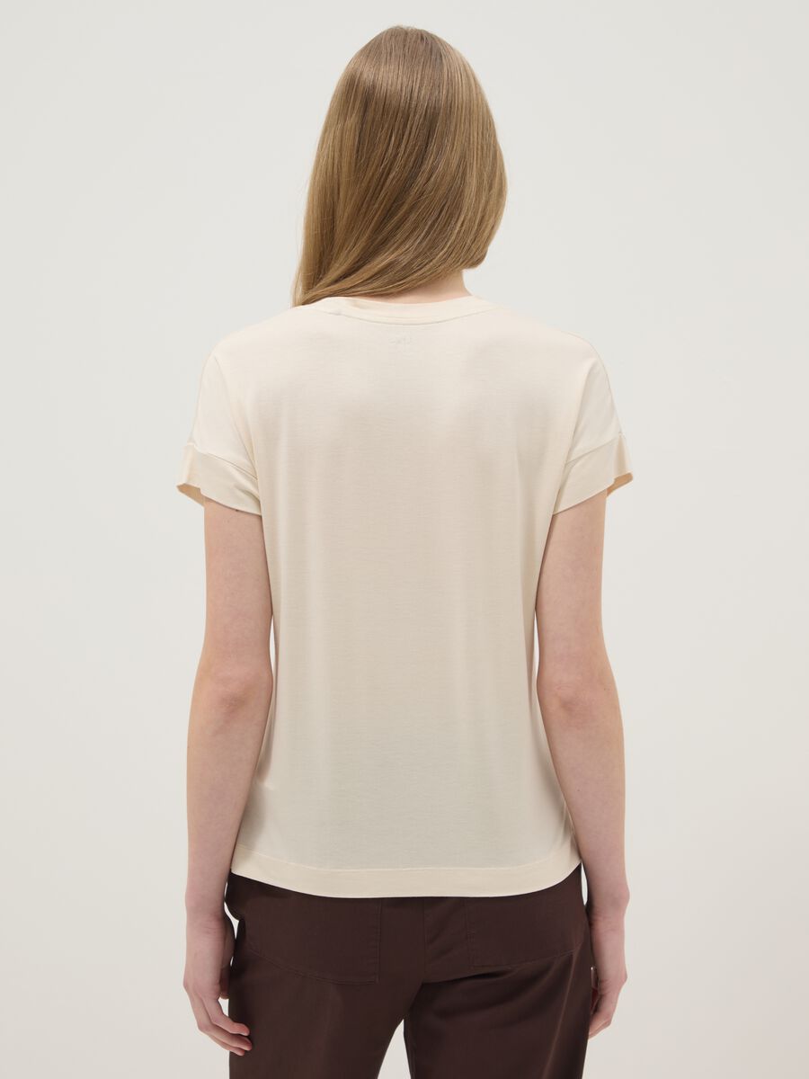 T-shirt beige a maniche corte in viscosa elasticizzato_3