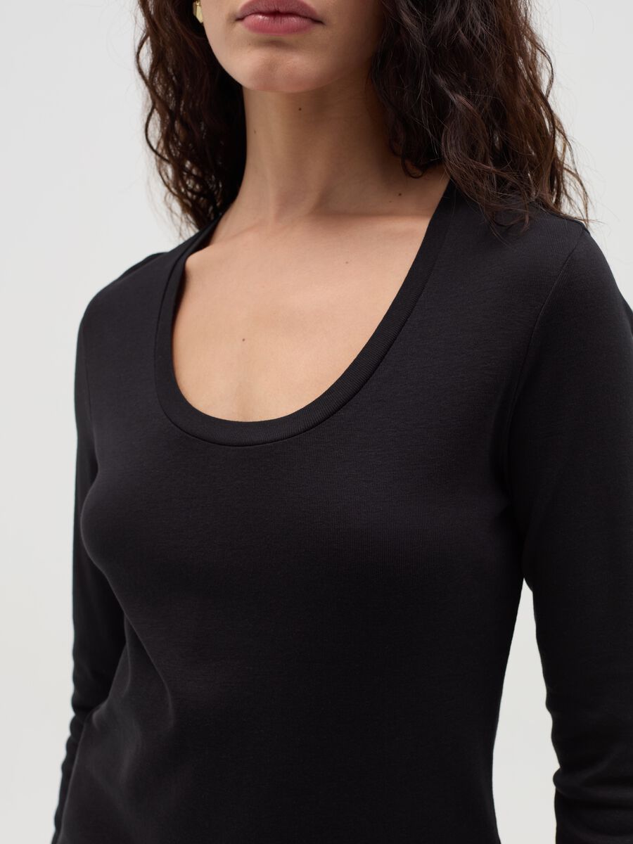 Long-sleeved T-shirt with round neck_3