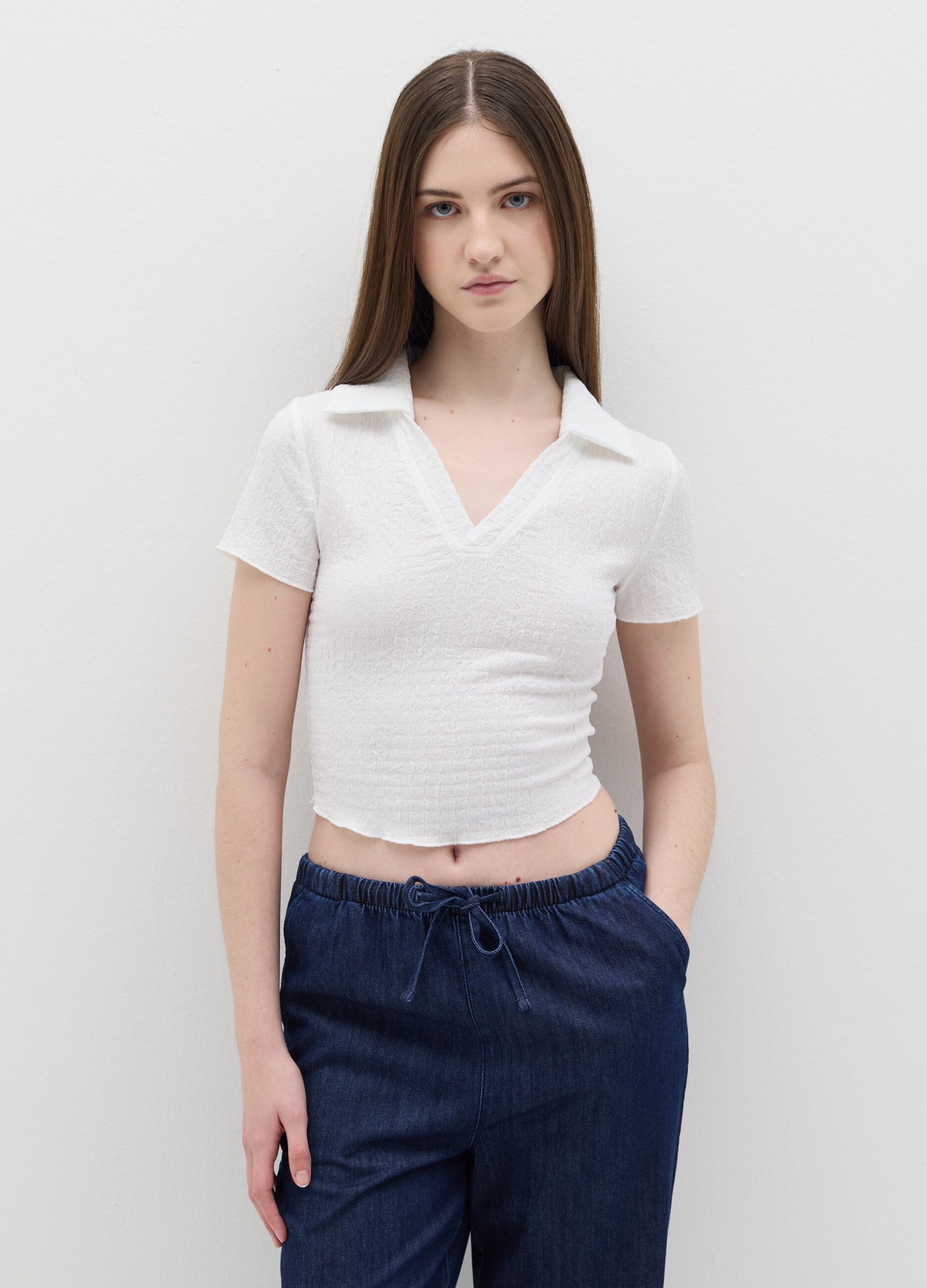 White crinkle-effect crop polo shirt