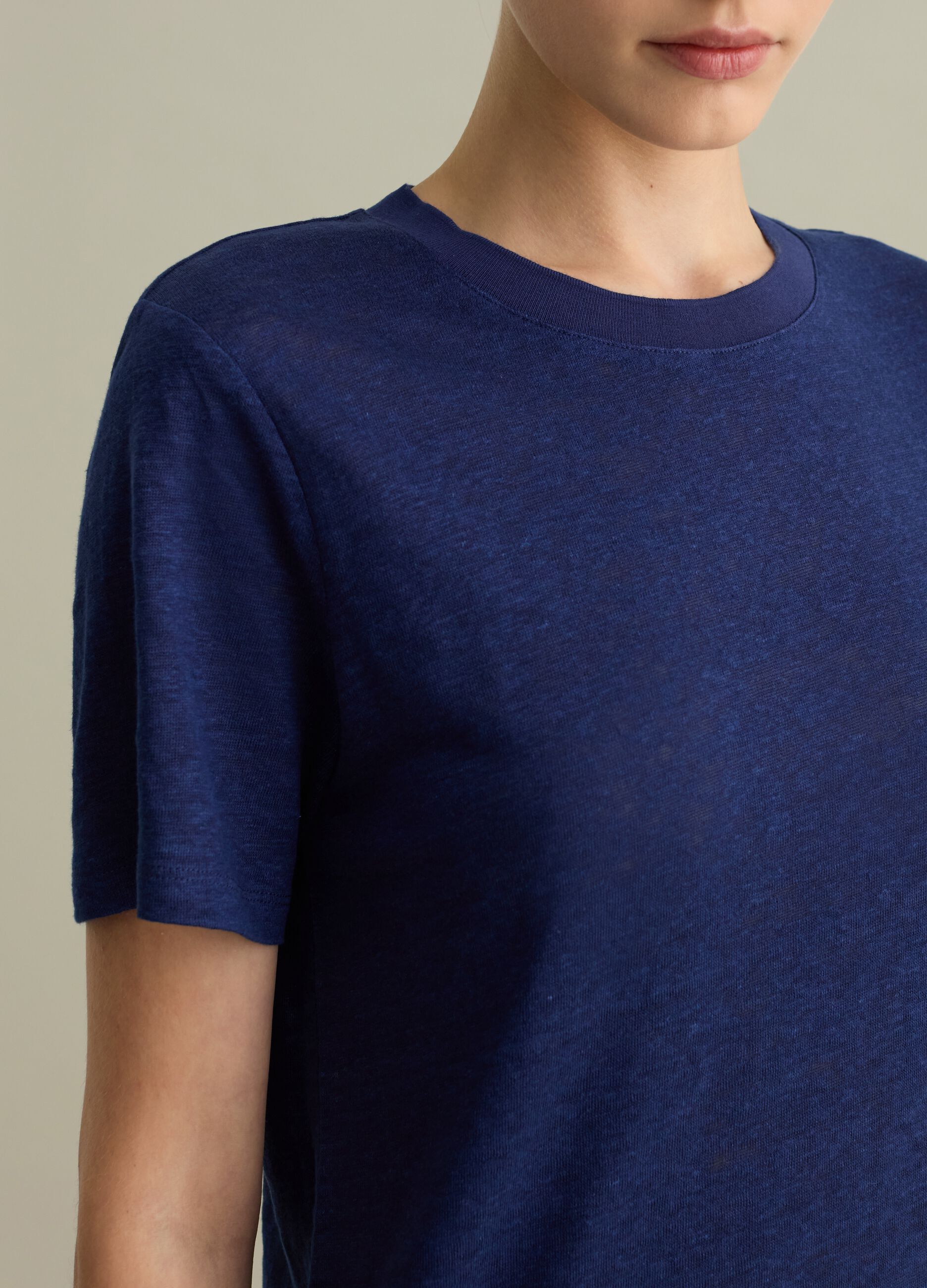 T-shirt girocollo in lino