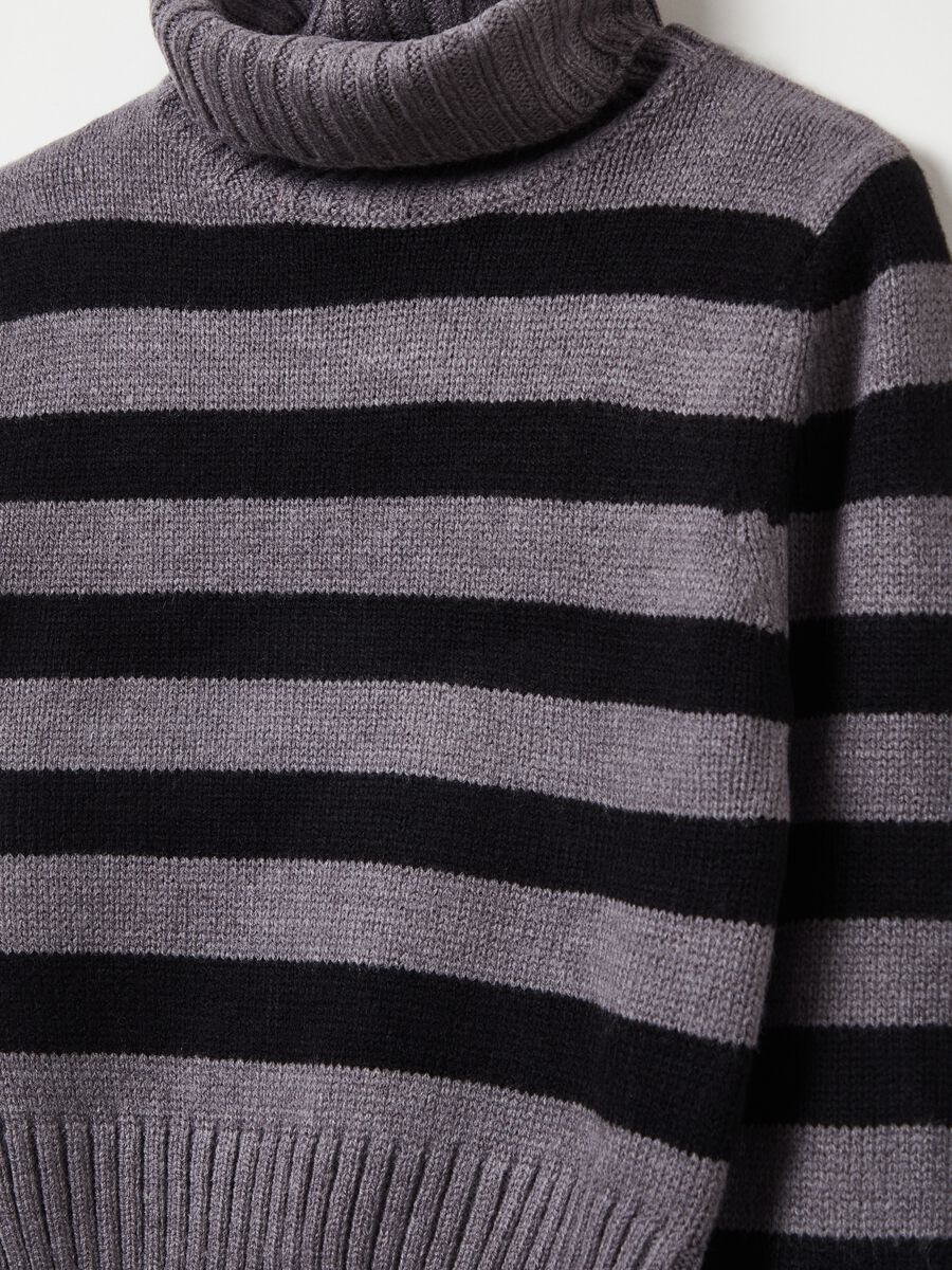 Pullover a collo alto in fantasia a righe_2