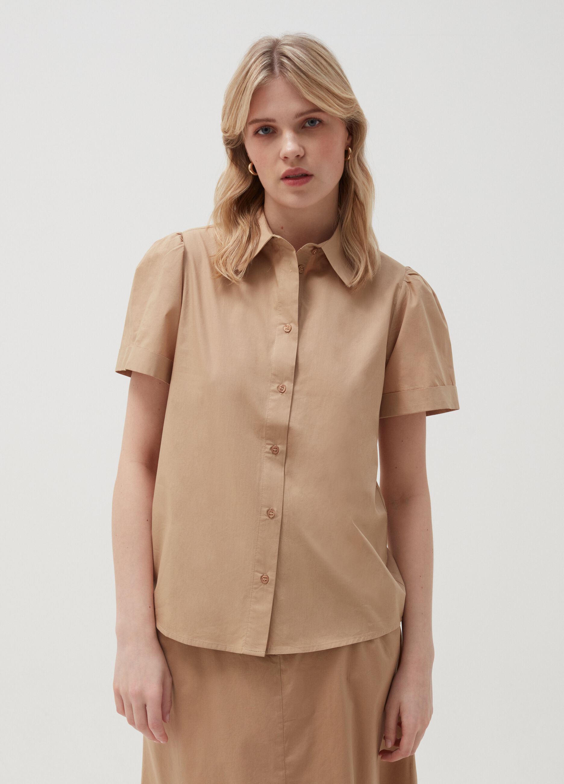 Shirt with short puffed sleeves