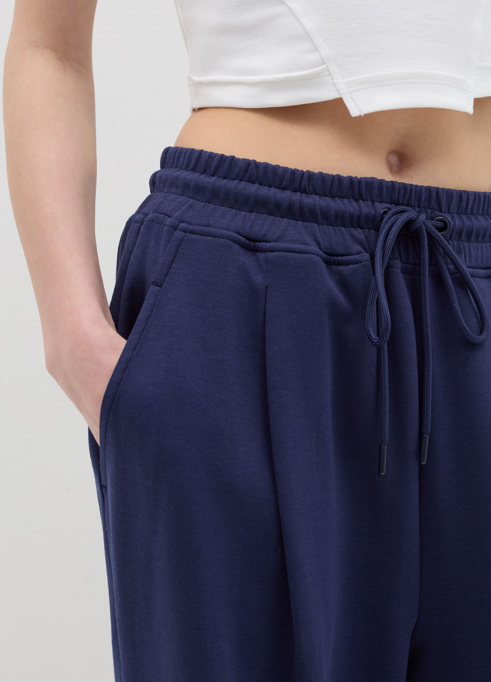 Wide-leg joggers with detail at the waist