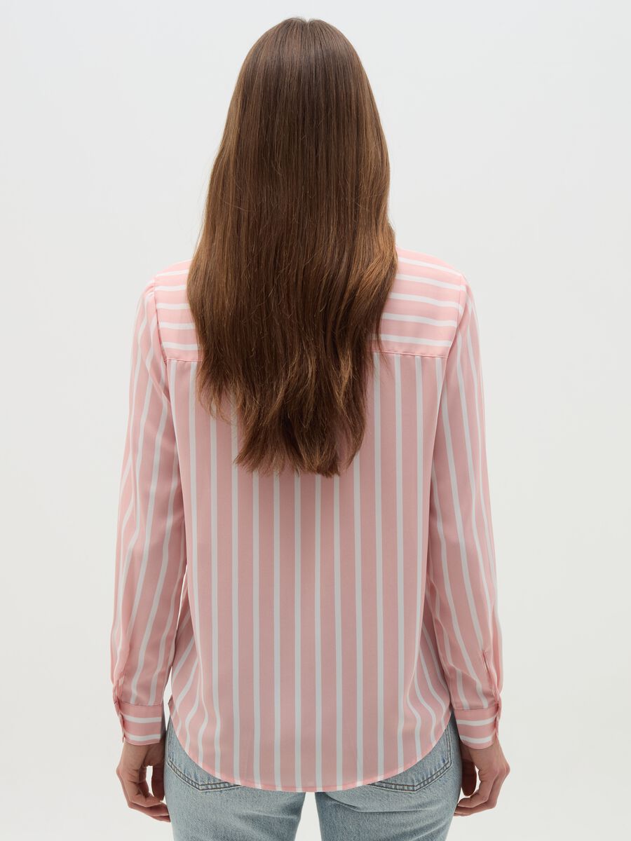 Shirt with all-over print._2