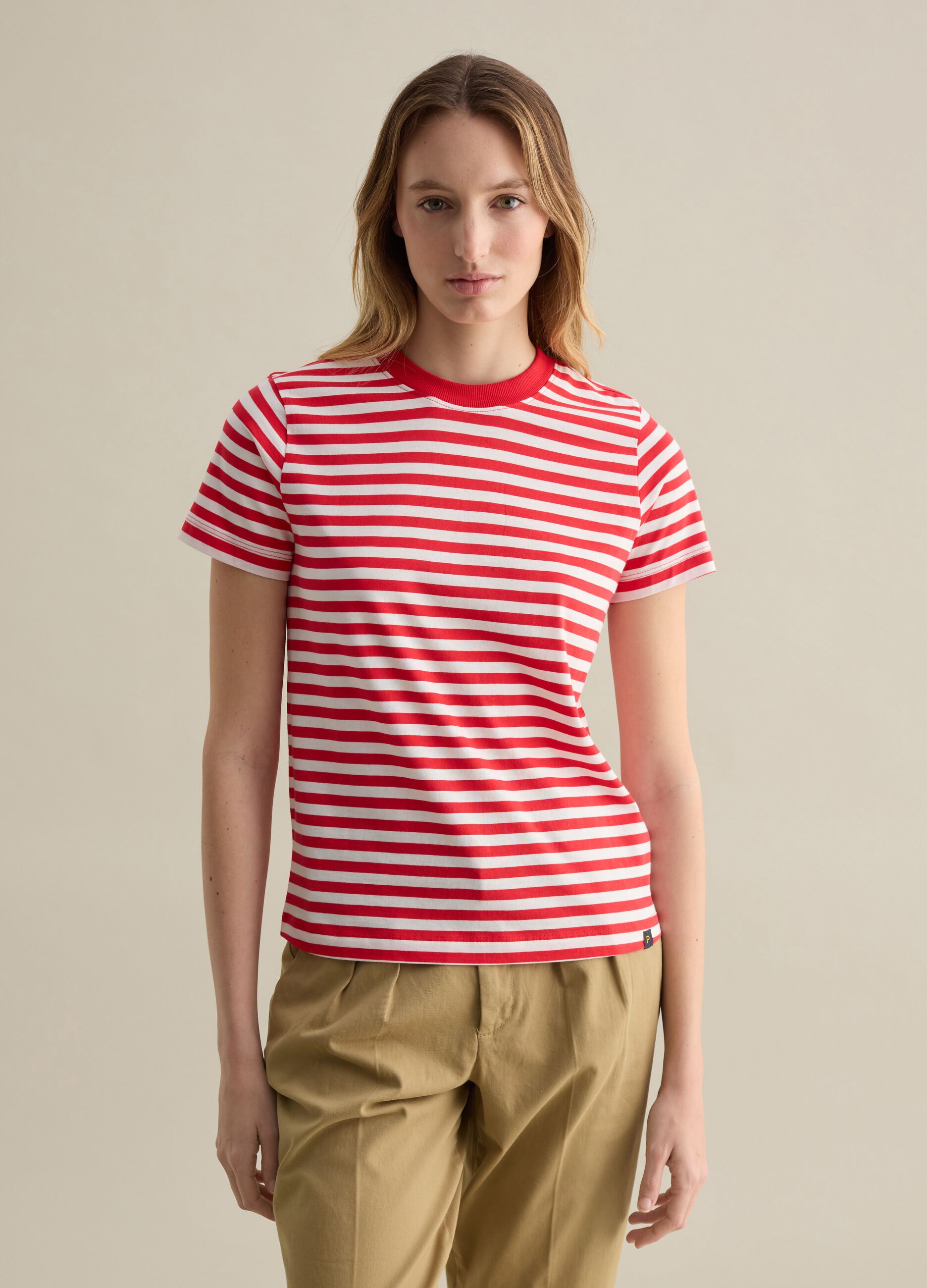 T-shirt a righe rosse e bianche con maniche corte