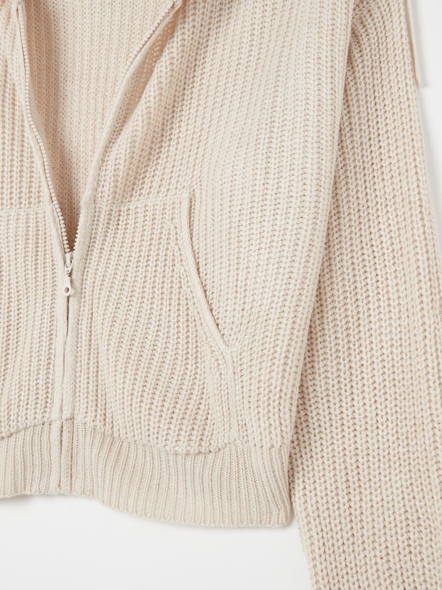 Cardigan crop con cappuccio e zip_5