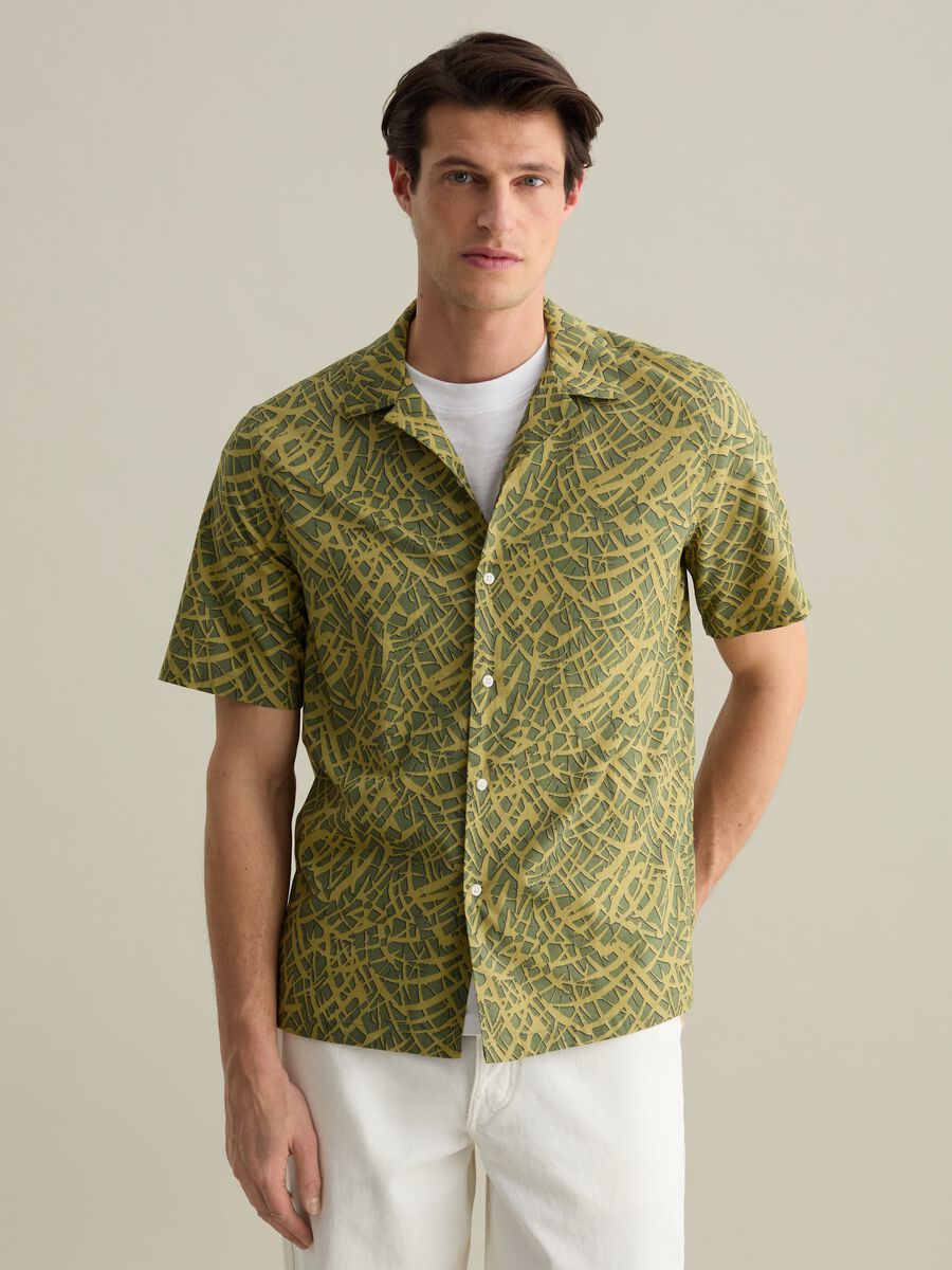 Short-sleeved shirt with geometric print_0