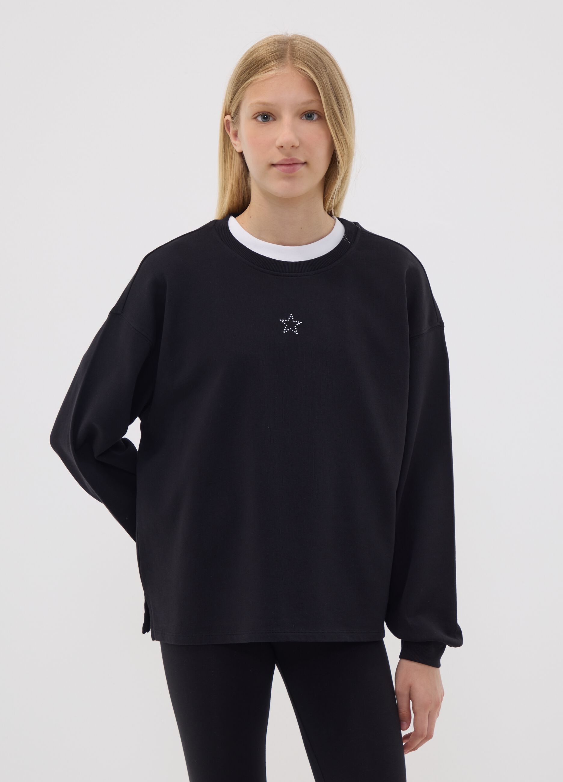 Black 100% cotton sweatshirt with star detail for girls, relaxed fit