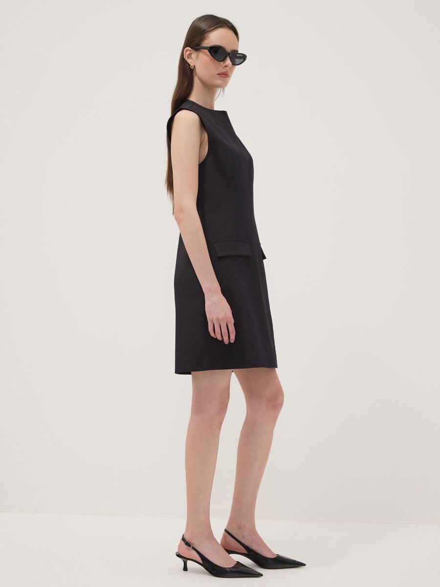 Abito smanicato nero in cotone elasticizzato con girocollo fitted_0