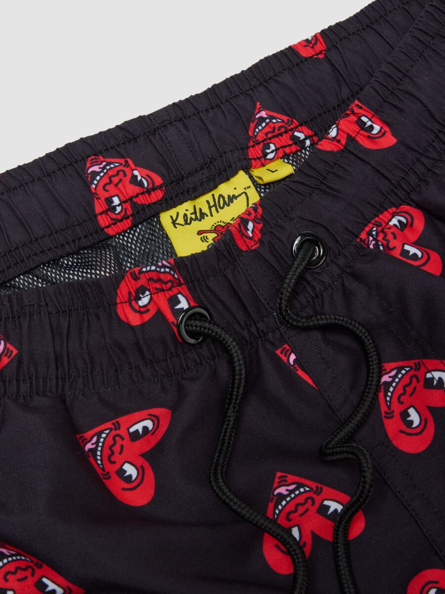 Boxer da mare neri con stampe cuori Keith Haring_5