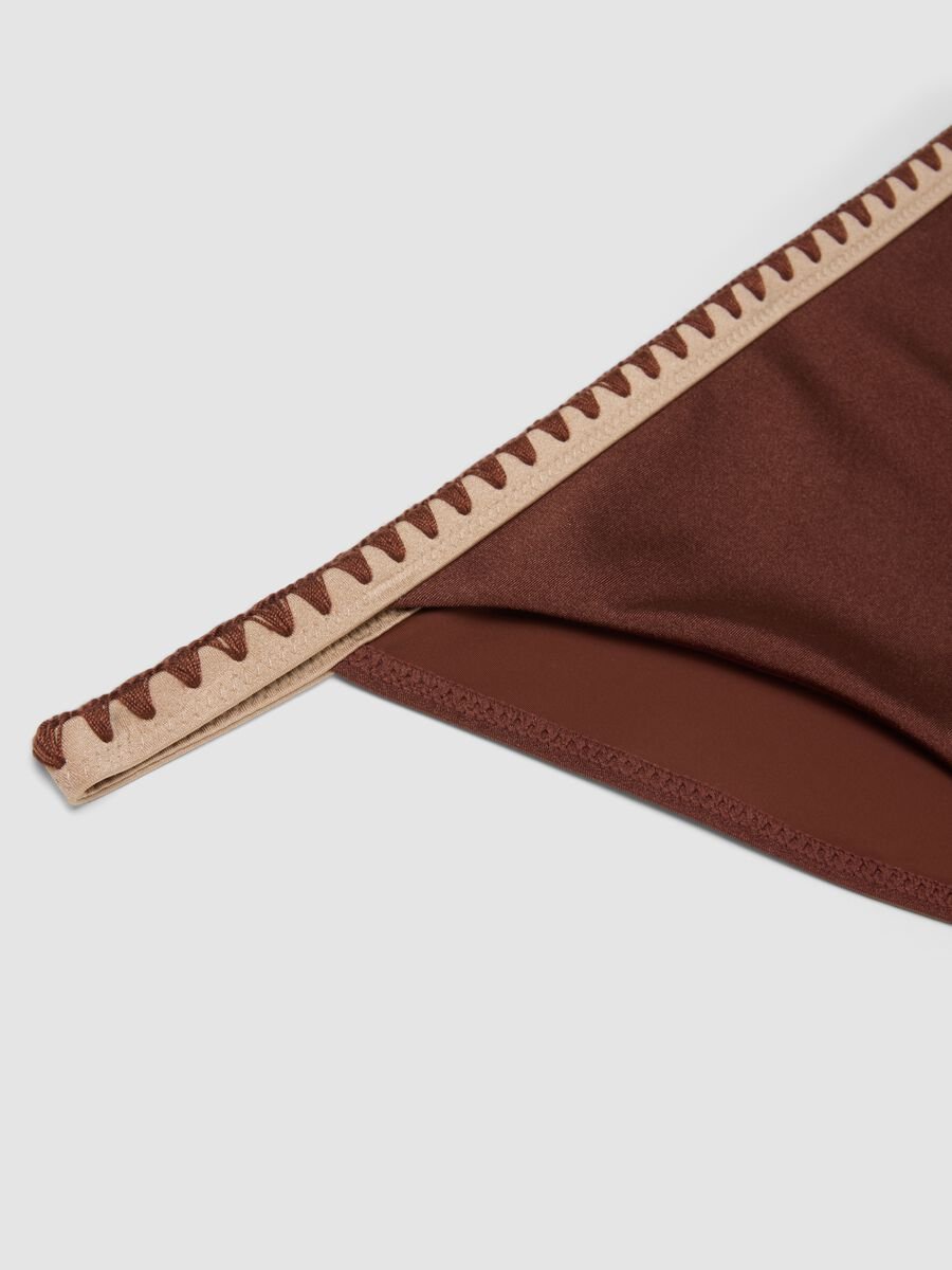 Brown stretch bikini bottoms with contrast trim_5