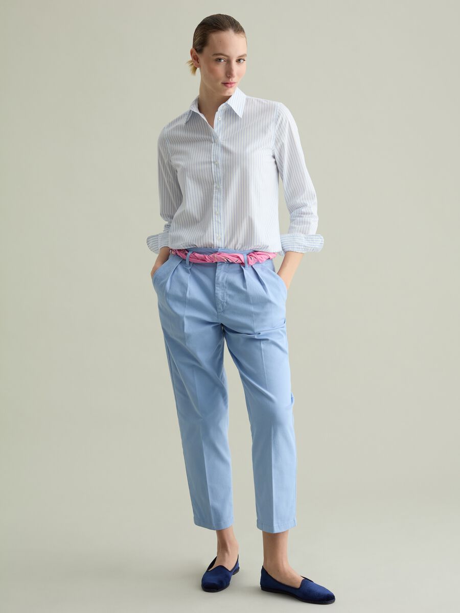 Cropped chino trousers with darts_0