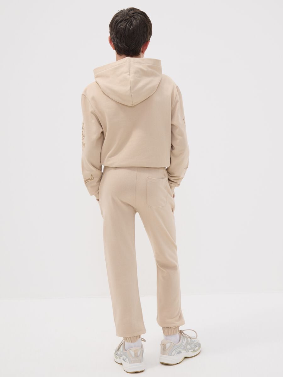 Pantaloni jogger beige in puro cotone con stampa per ragazzo_1