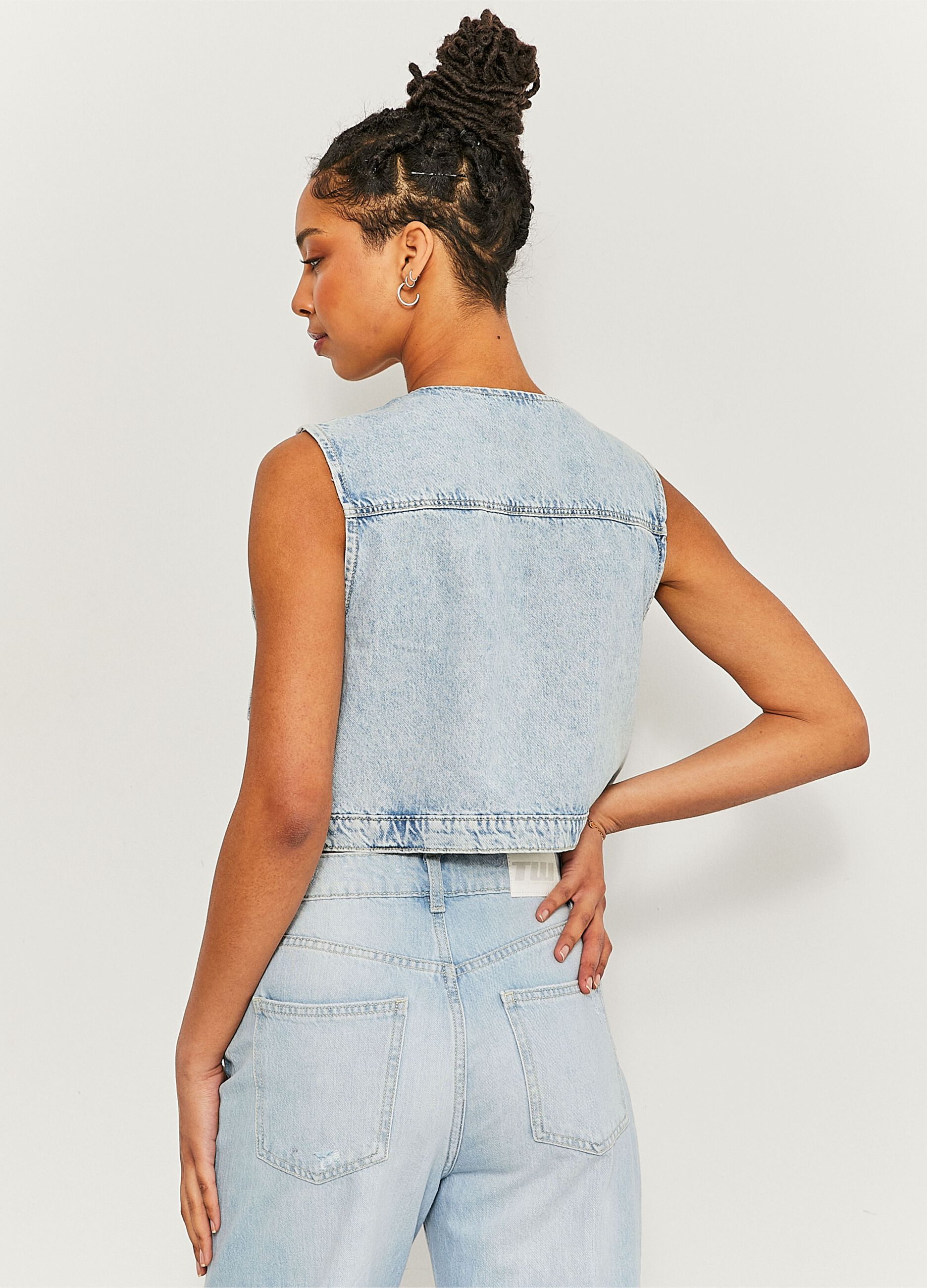 Cropped gilet in denim with zip