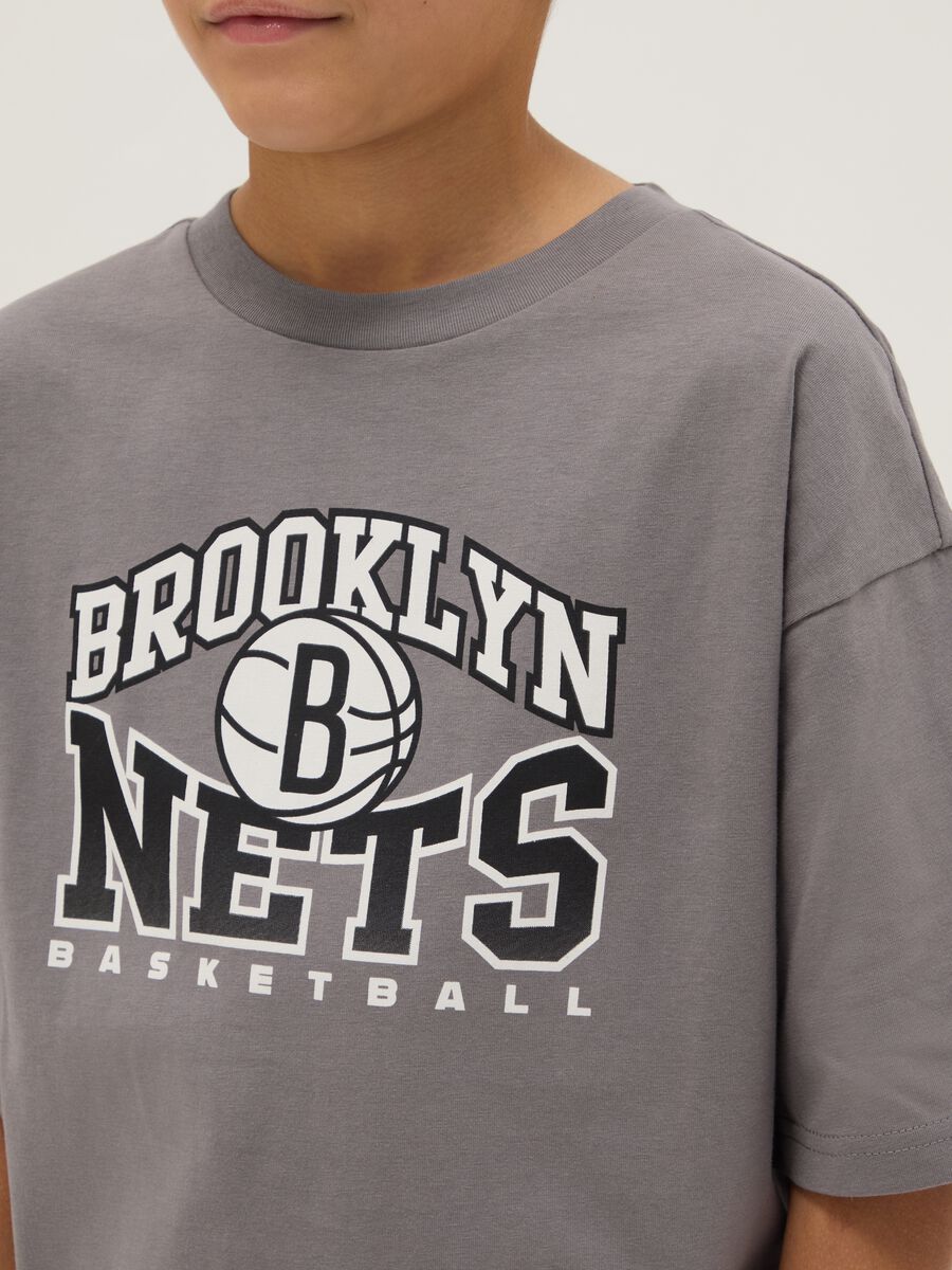 Grey over-fit pure cotton children's t-shirt with Brooklyn Nets logo_2