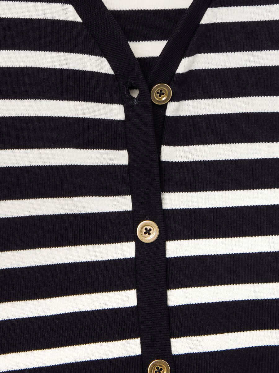 Striped cardigan with V neck_5