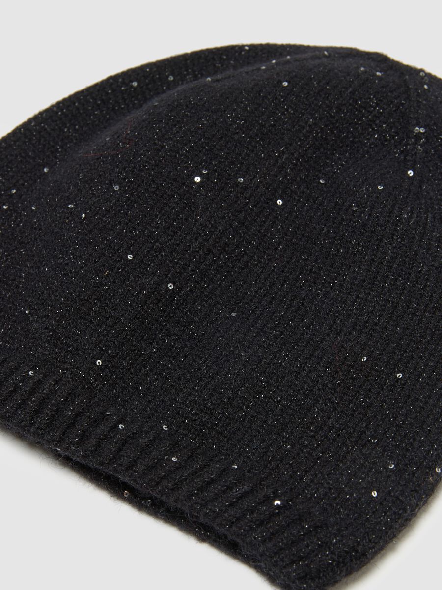 Black beanie hat with sparkling details_1