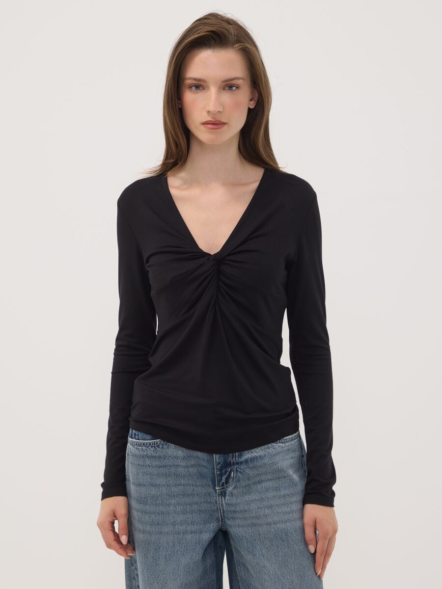 T-shirt nera in viscosa elasticizzata con arricciatura frontale slim fit_0