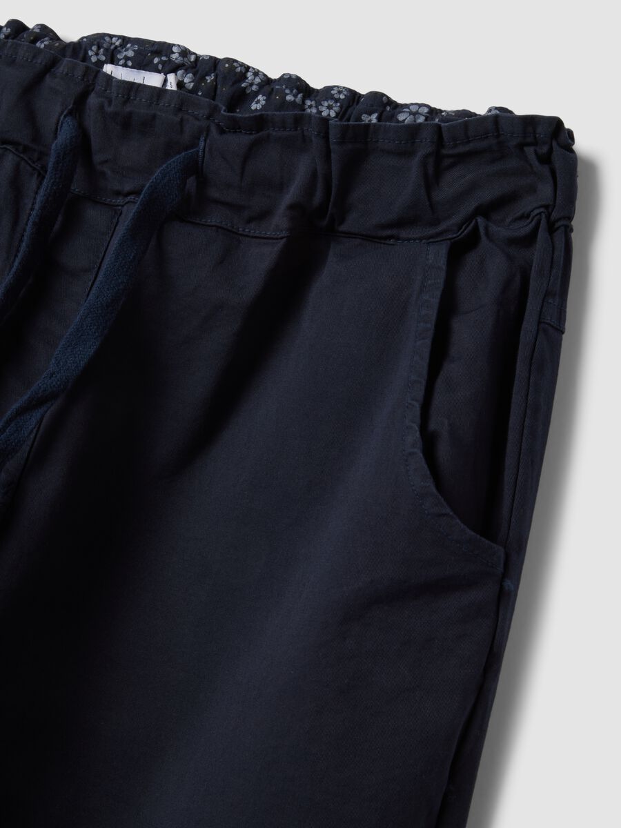 Pantaloni blu in cotone elasticizzato con coulisse_5