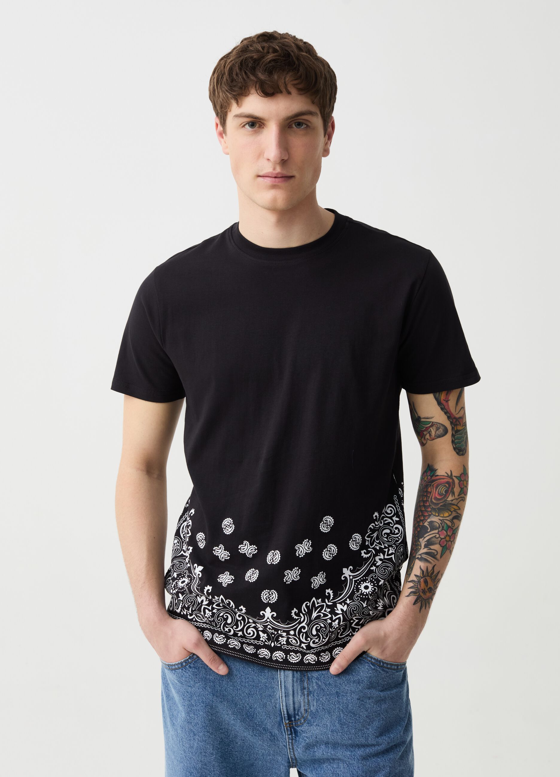 T-shirt in cotone con stampa paisley