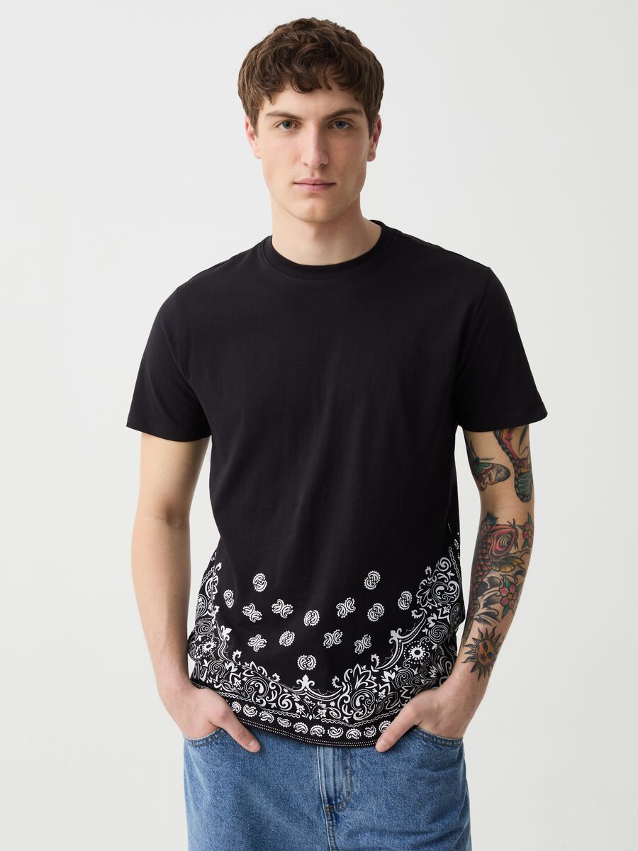 T-shirt in cotone con stampa paisley_0