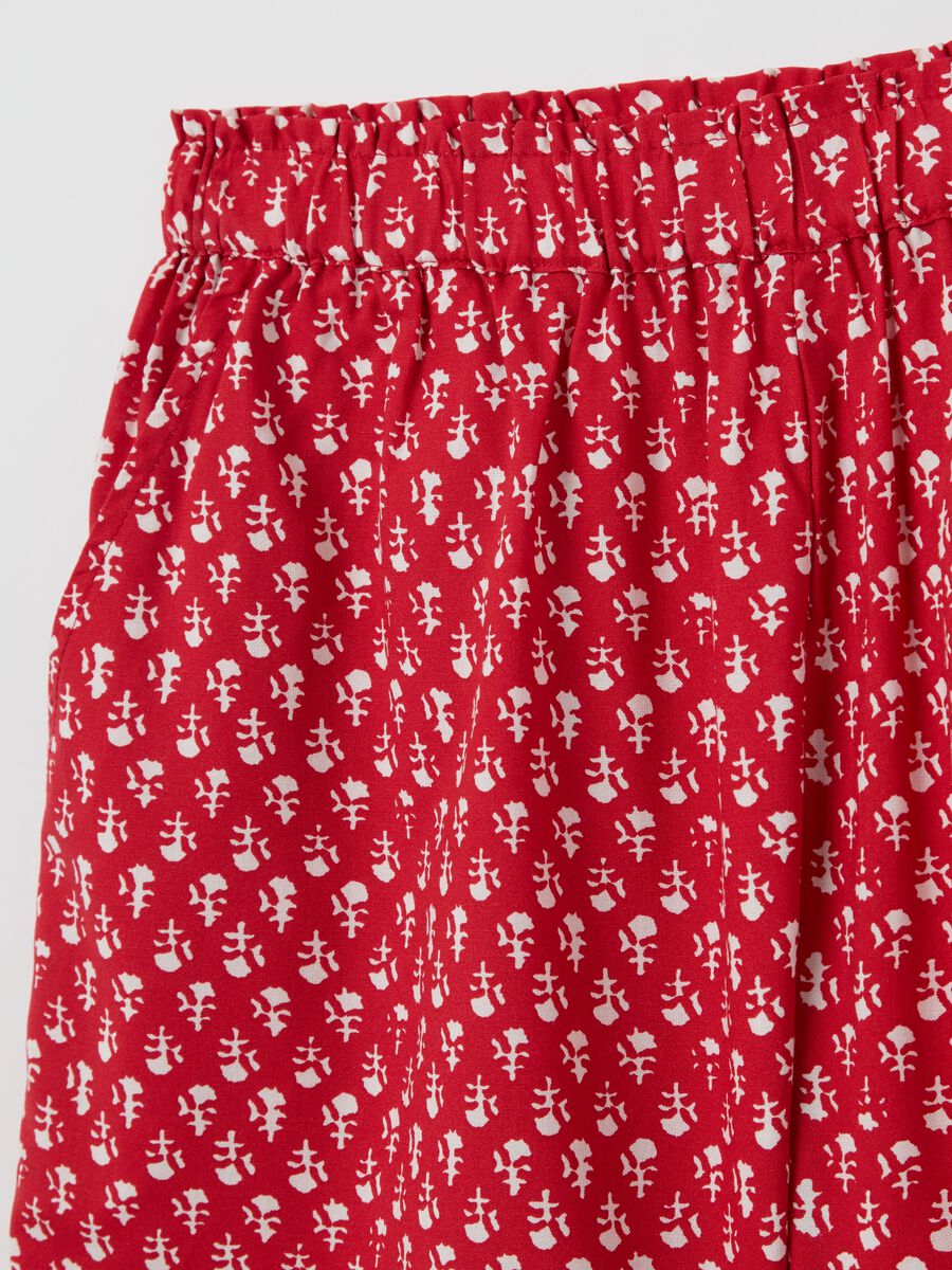 Red viscose shorts with ethnic pattern_5